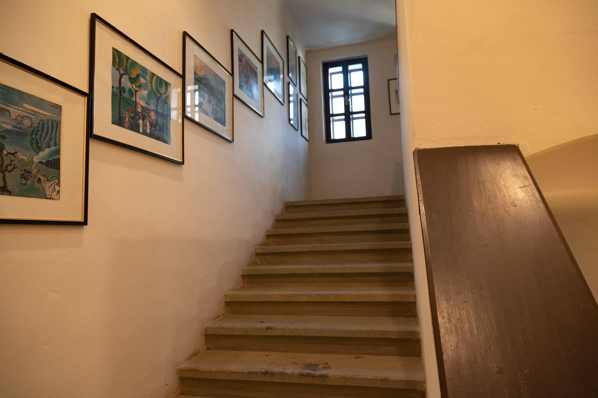 Women's gallery stairs