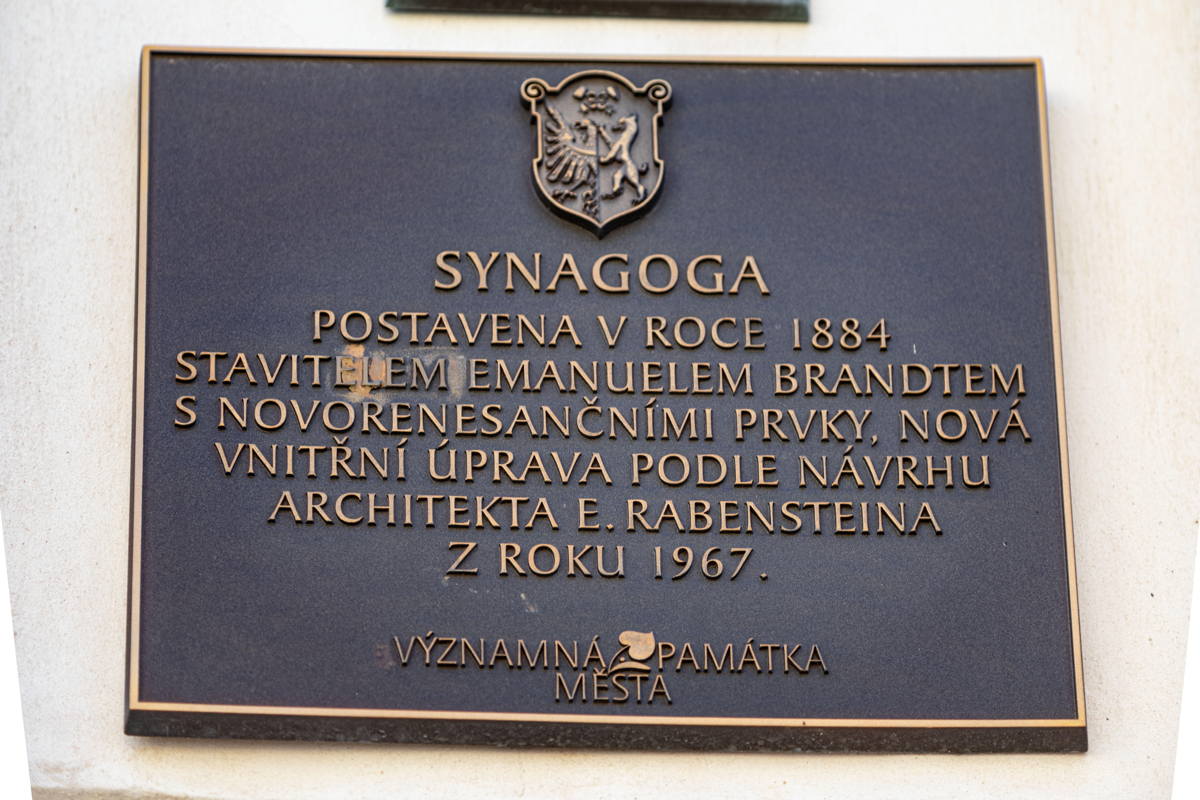 Memorial mounted on front of Synagogue