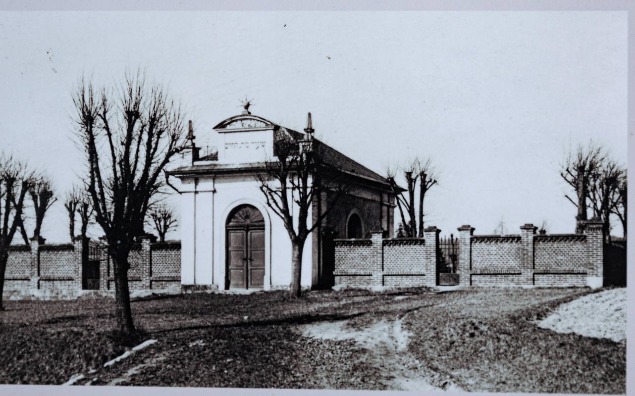 Archive photo of ceremonial hall in Jewish Cemetery