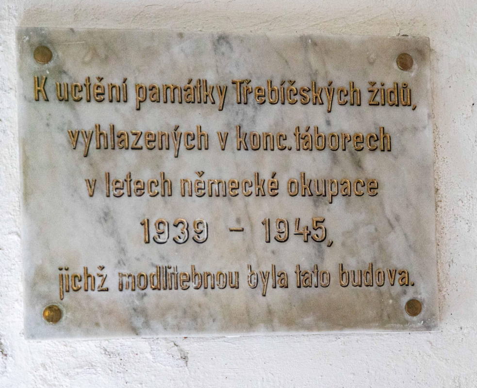 Memorial plaque to victims of Shoah