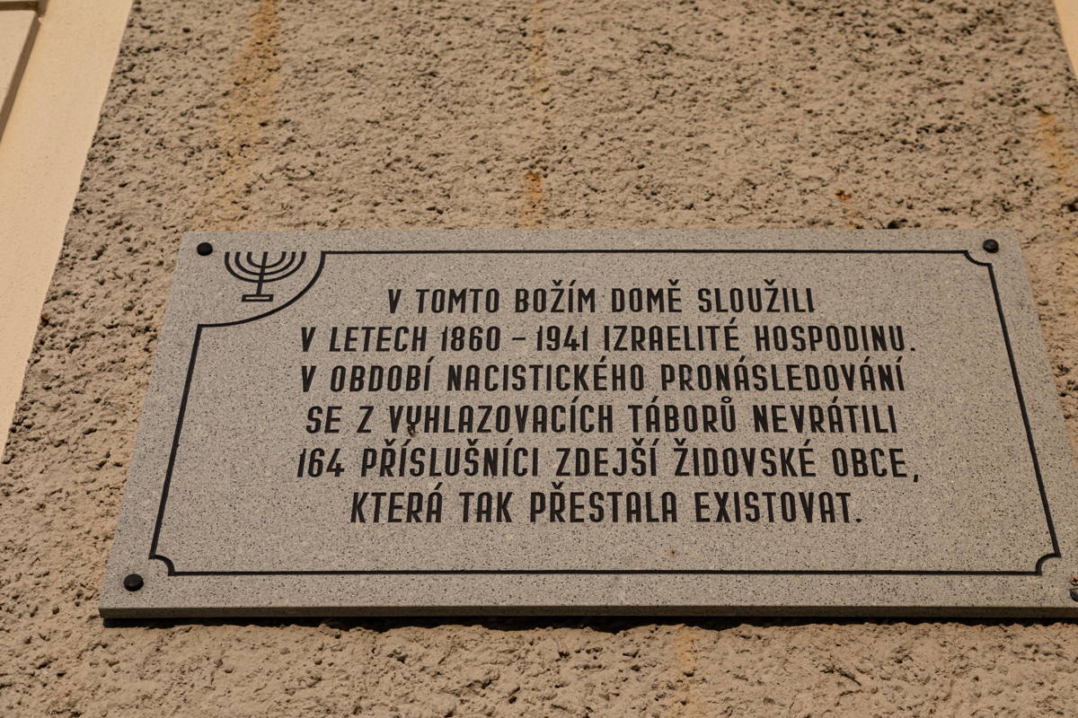 Memorial plaque to victims of Shoah