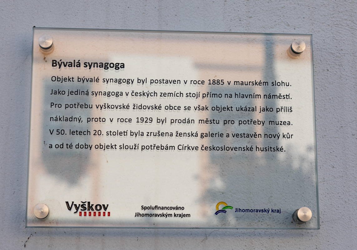 Plaque on Synagogue. Sold to municipality prior to Shoah. Jews moved to prayer room in same town. Now a Hussite church.